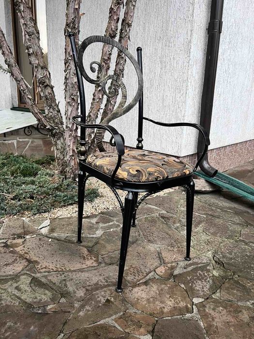 Стілець кований.