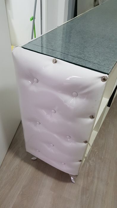 Balcão lakada, com tampa de vidro. Bom estado