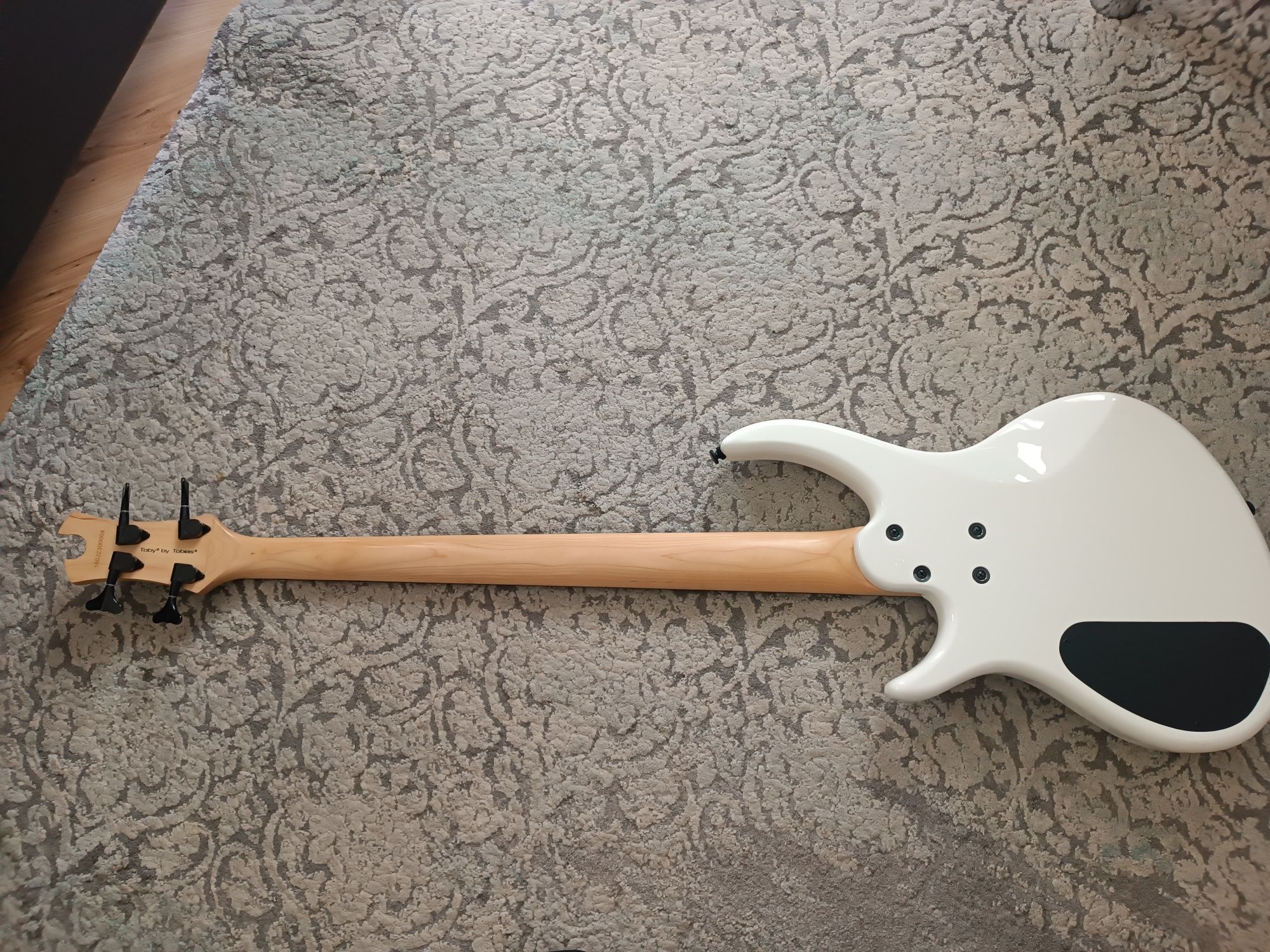 Gitara basowa biała