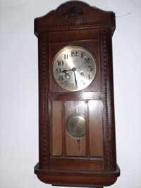 Relógio de parede, com mais de 70 anos.