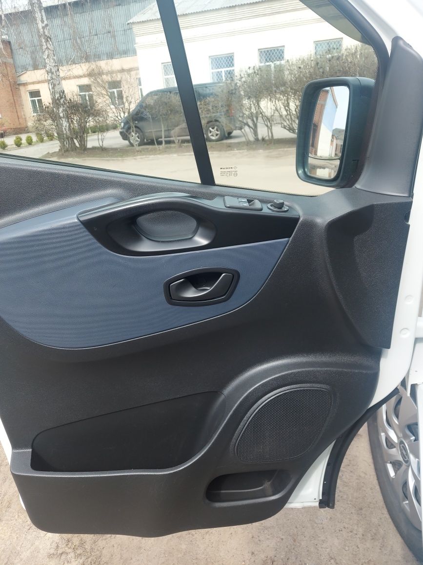 Продам або обміняю на кросовербус OPEL VIVARO 2017