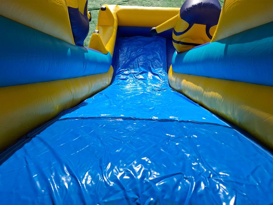 Надувна гірка "Шалені міньйони" нова