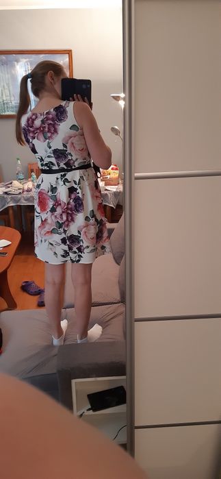 Sukienka biała w duże kwiaty