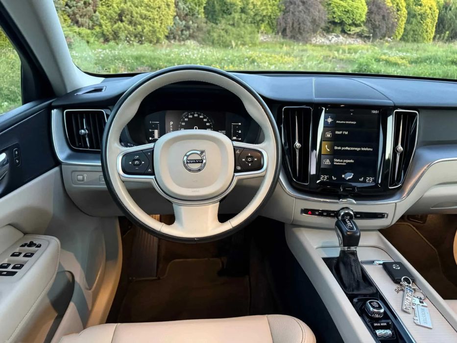 Volvo XC 60 D4 AWD Momentum      2018