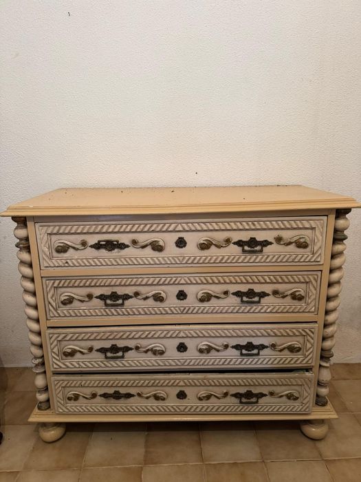 Cómoda antiga lacada