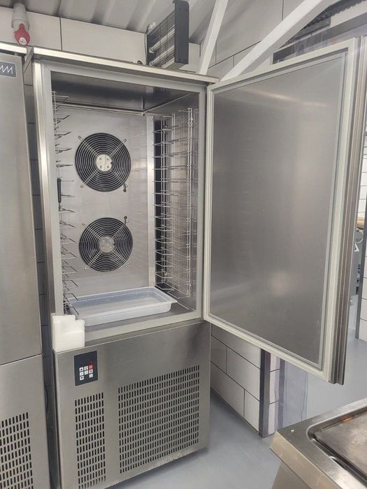 Холодильні вітрини та обладнання для магазину, столової, кулінарії