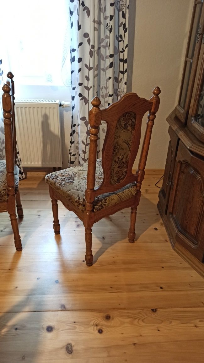 Stół, 8 krzeseł i witryna do jadalni, elegancki komplet mebli z drewna