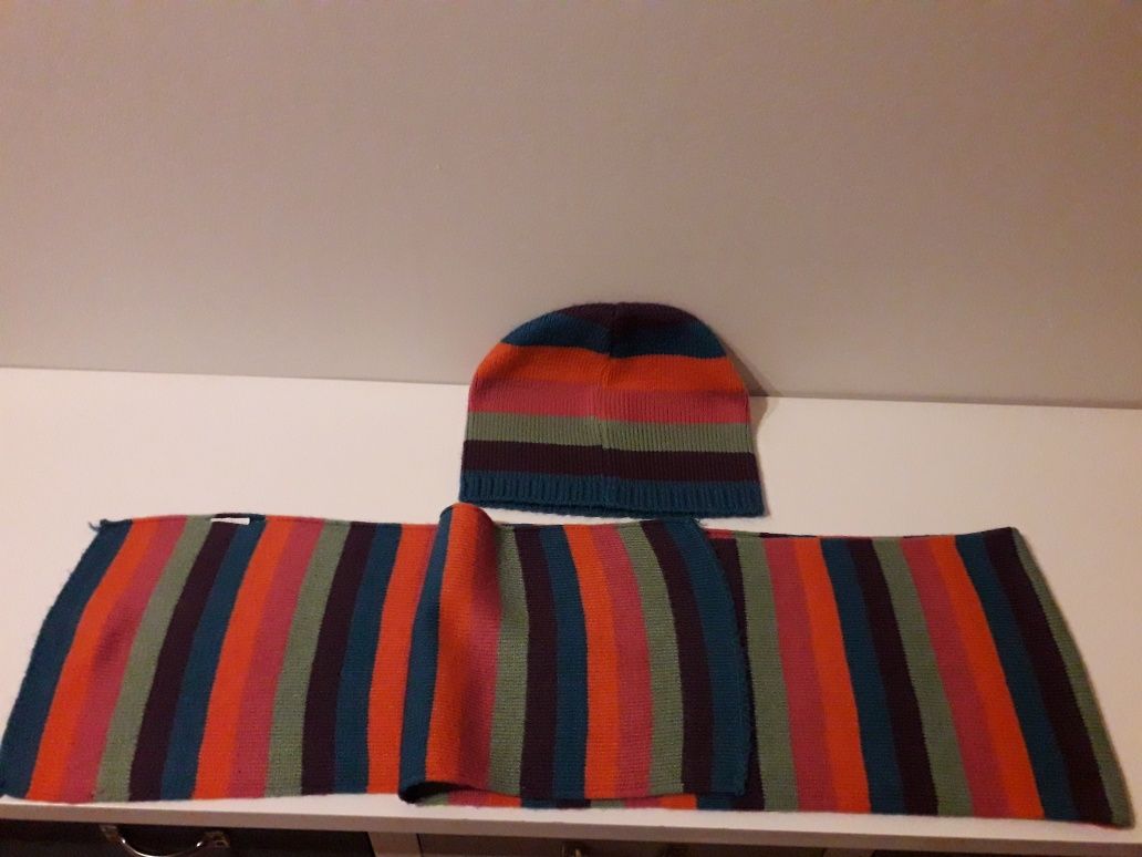 Dois conjuntos de gorro e cachecol para criança