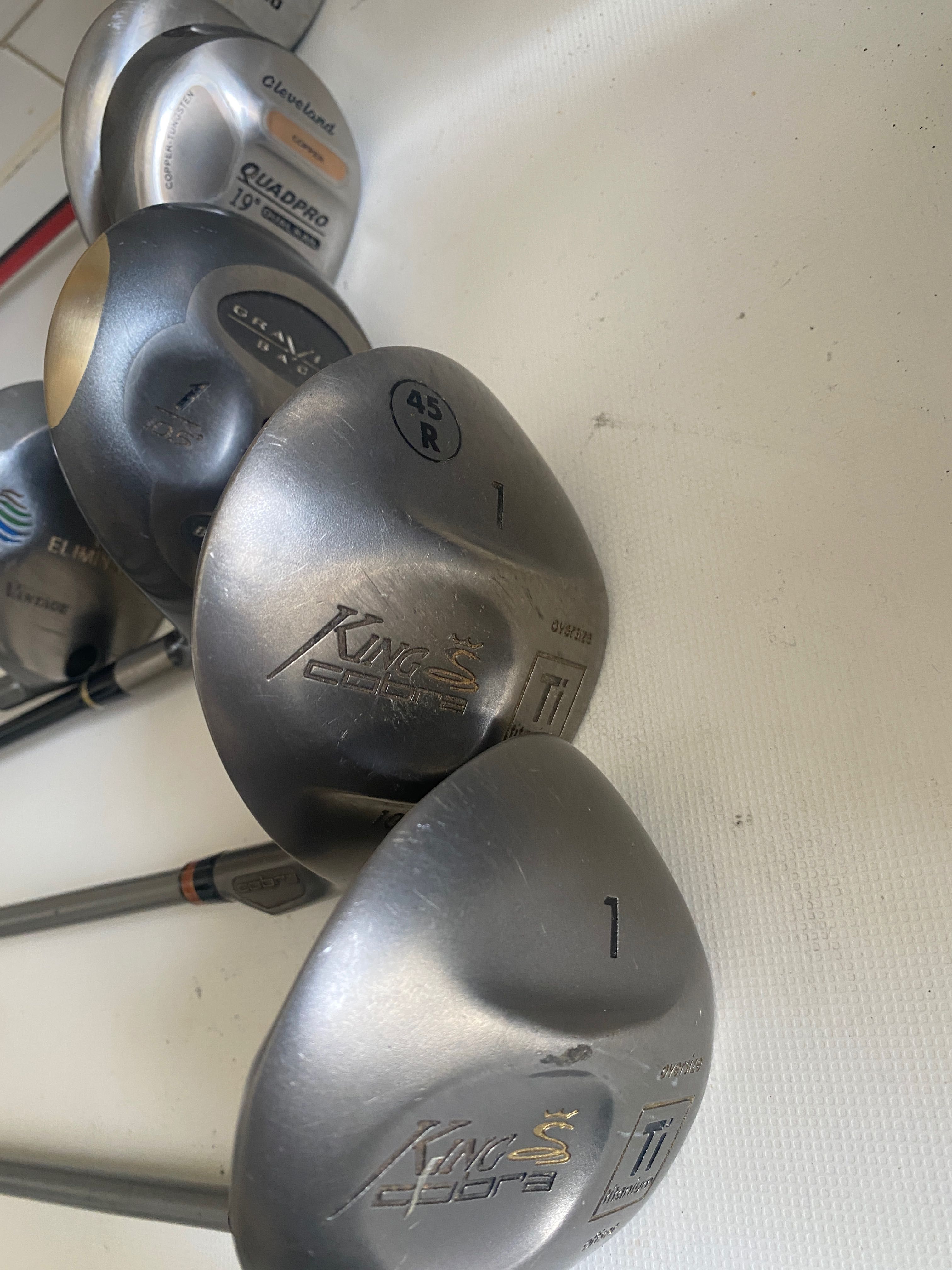 Tacos de golf - ferros e madeiras disponíveis para venda