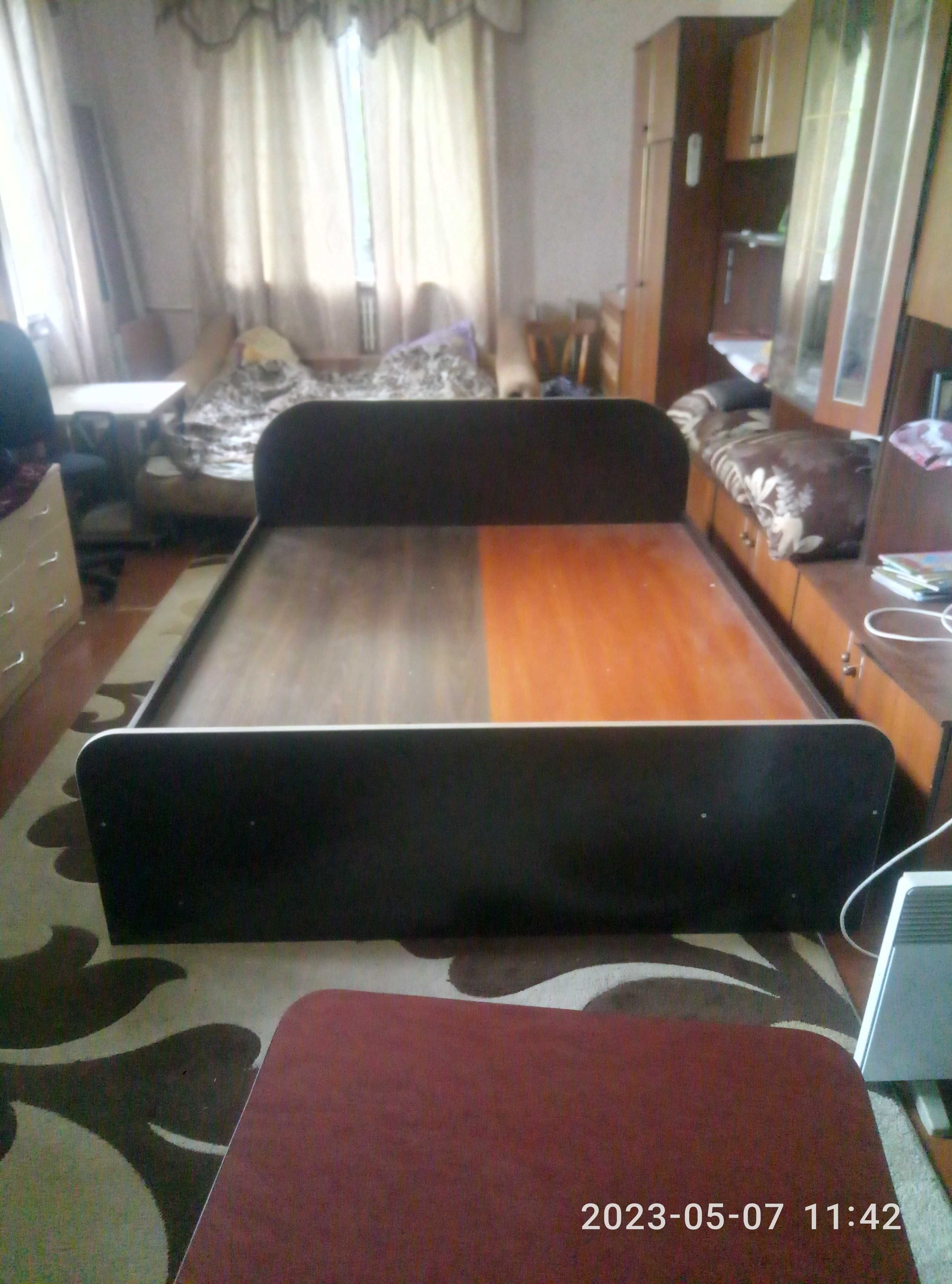 Двоспальне ліжко  з ДСП (колір - дуб венге)   4000 грн