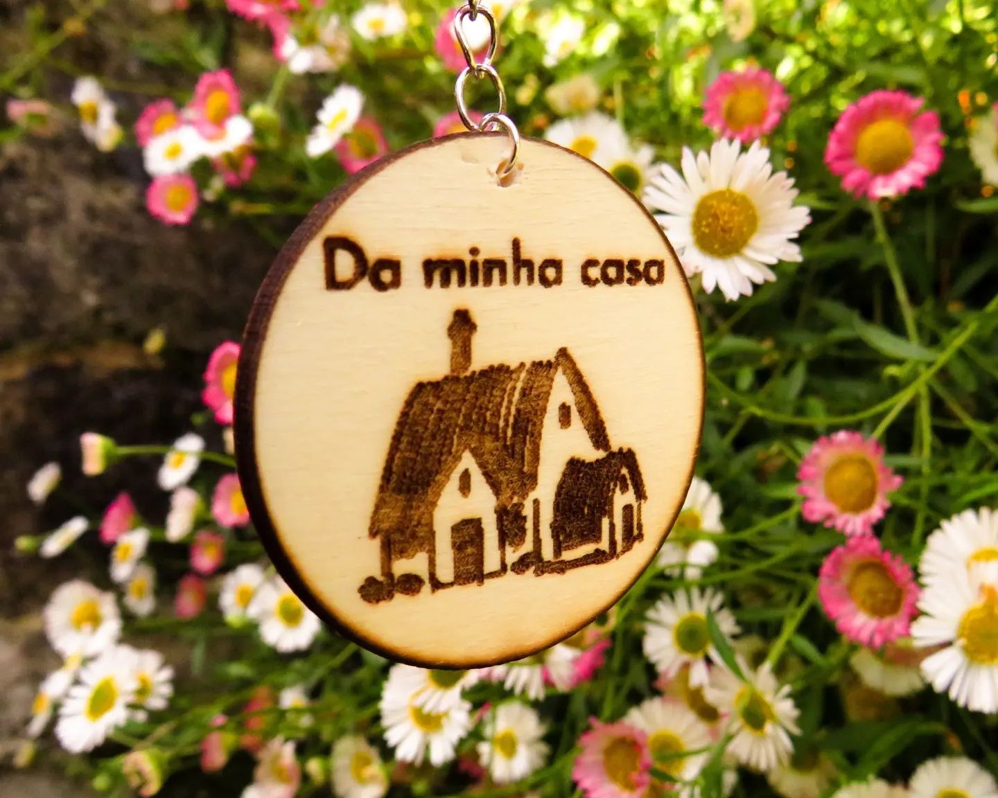 Lembranças em madeira- porta-chaves, ímans..
