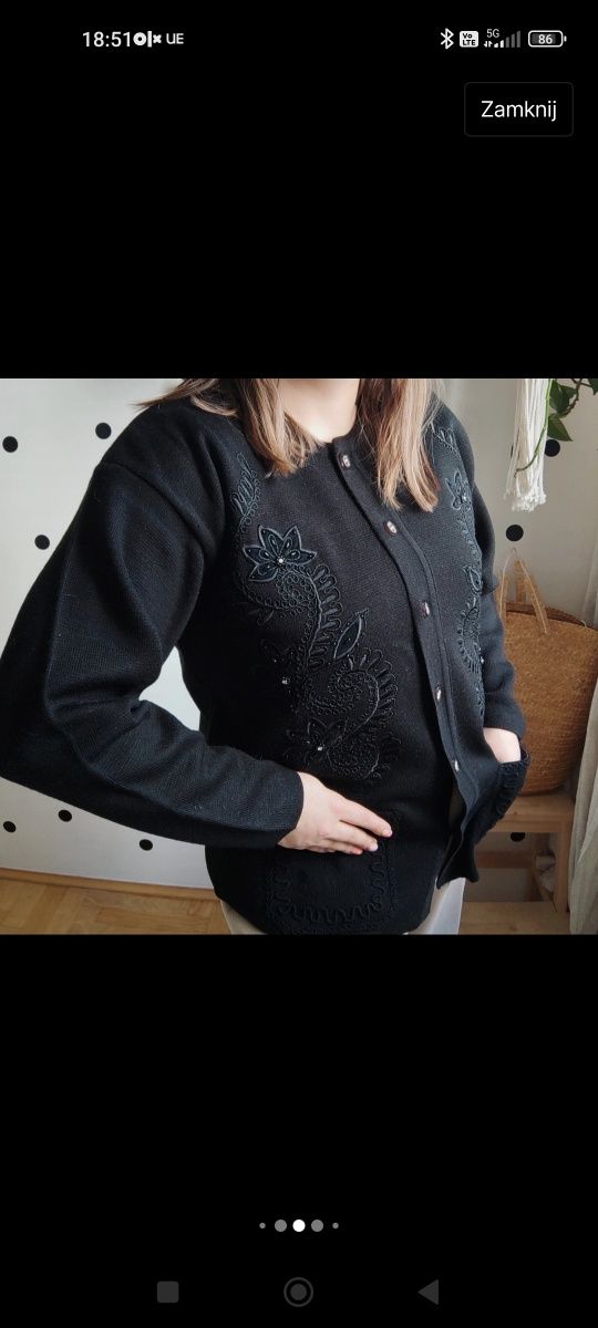 Czarny sweter vintage z aplikacją koraliki zapinany z kieszeniami