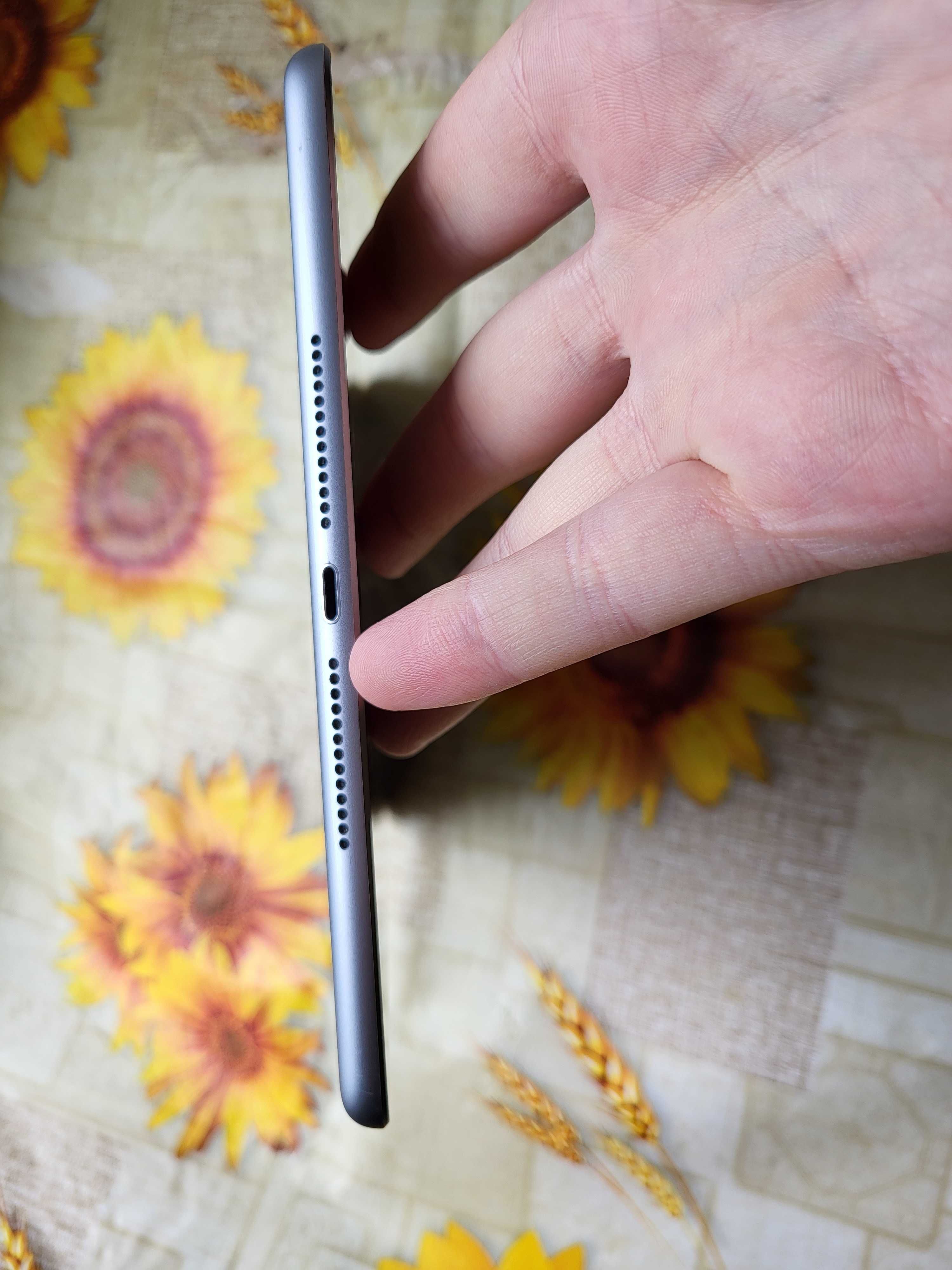 Планшет Apple iPad 9.7" 6 покоління 32 ГБ