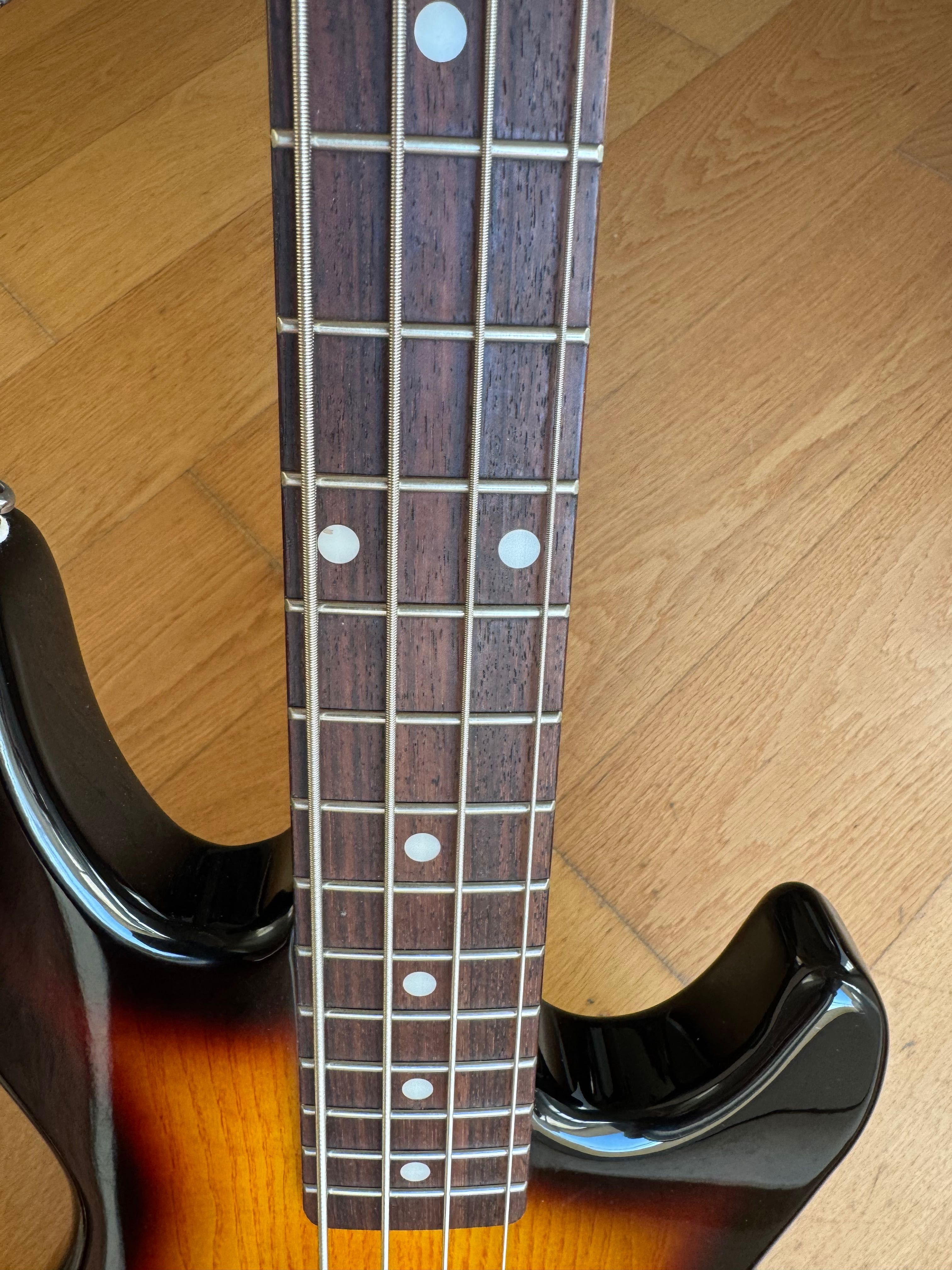 Baixo G&L L-2000 Tribute Series - Cor 3-Tone Sunburst