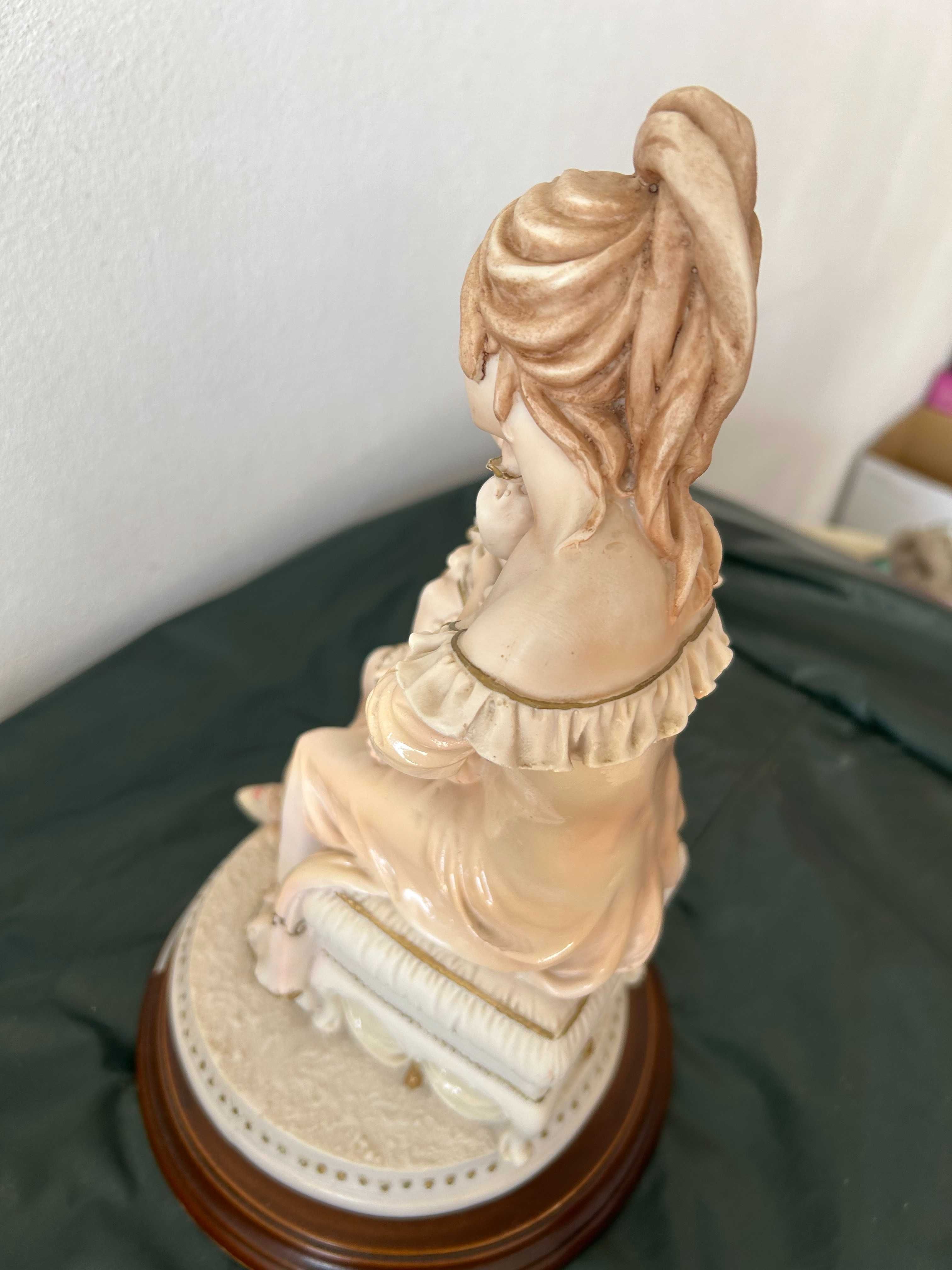 Estatueta mulher com menino