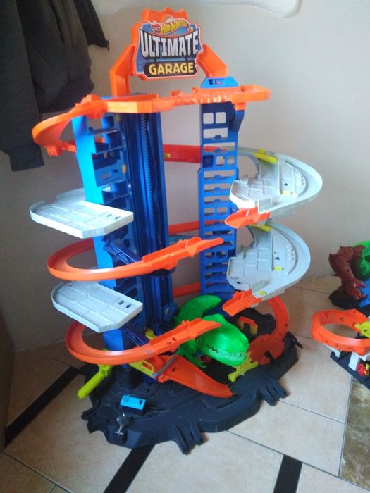 Mega garaż T Rex. Hot Wheels