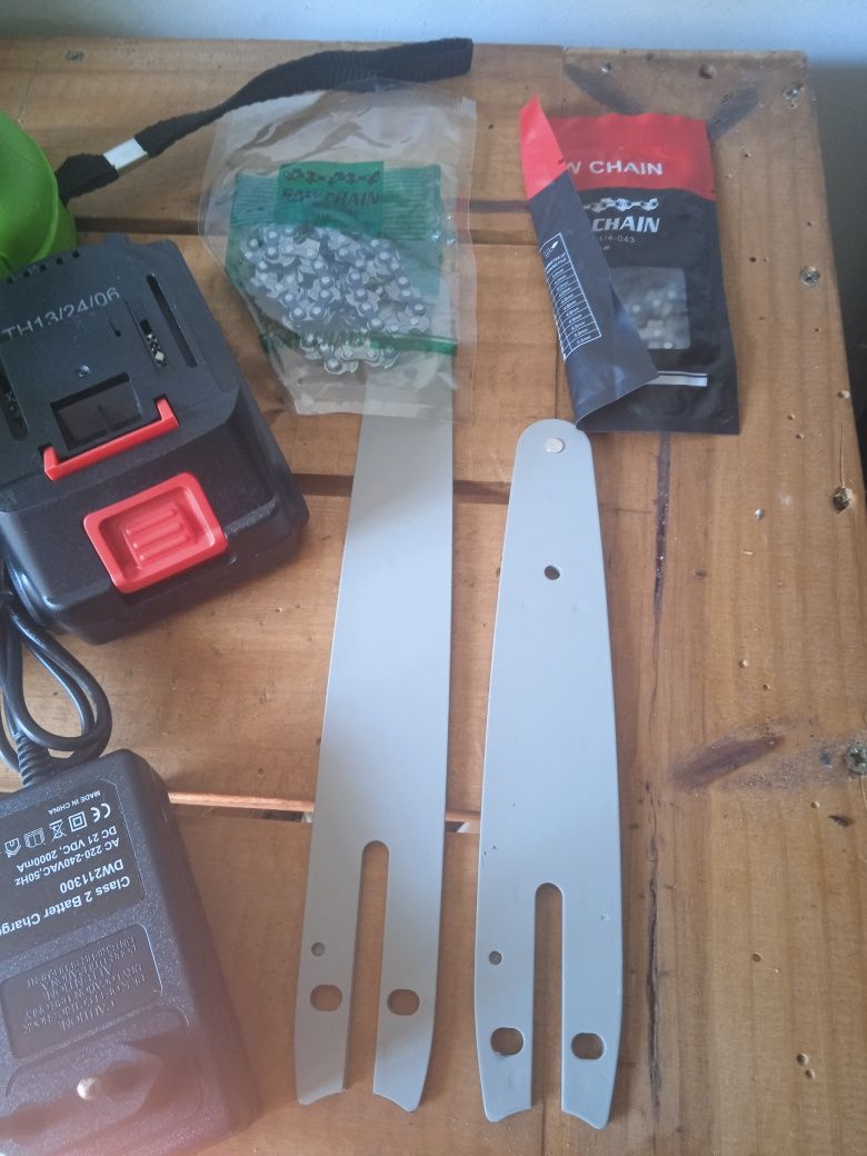 Mini motoserra a bateria