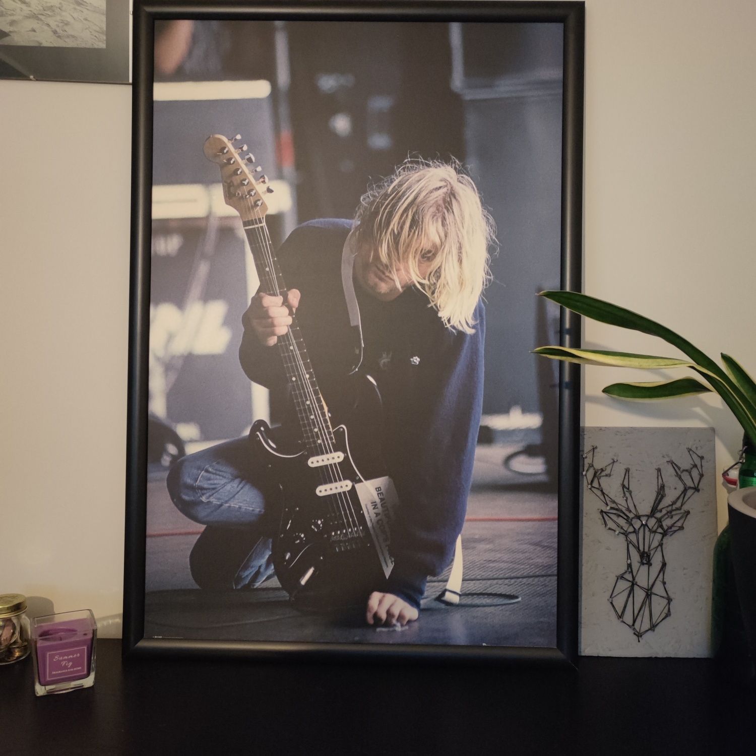 Obraz plakat Nirvana w ramce Kurt Cobain z gitarą