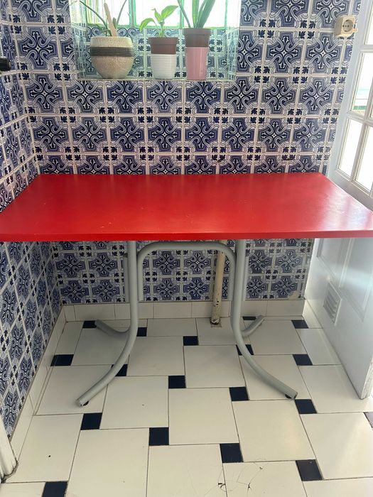 Mesa vermelha de metal