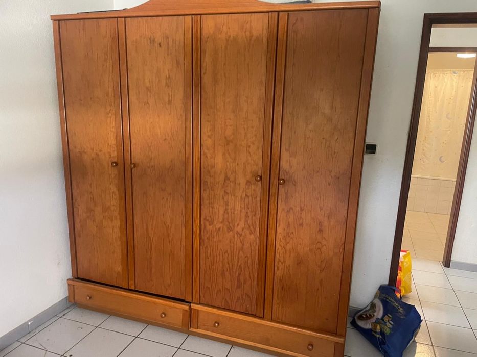 Sofá, sapateira, mesa de sala, dois sofás e um roupeiro.