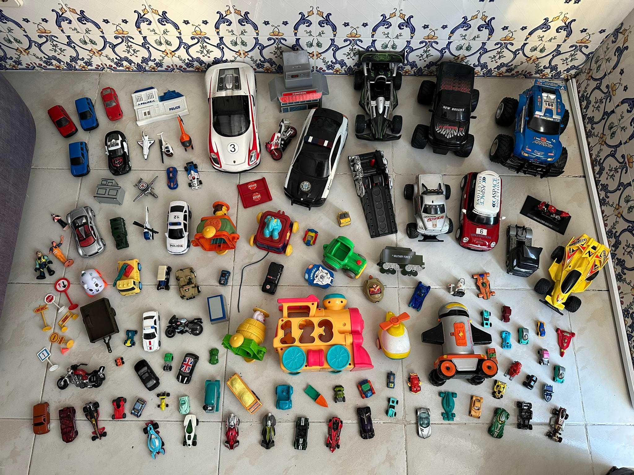 carros brinquedos veiculos carrinhas motas hotwheels policia avioes