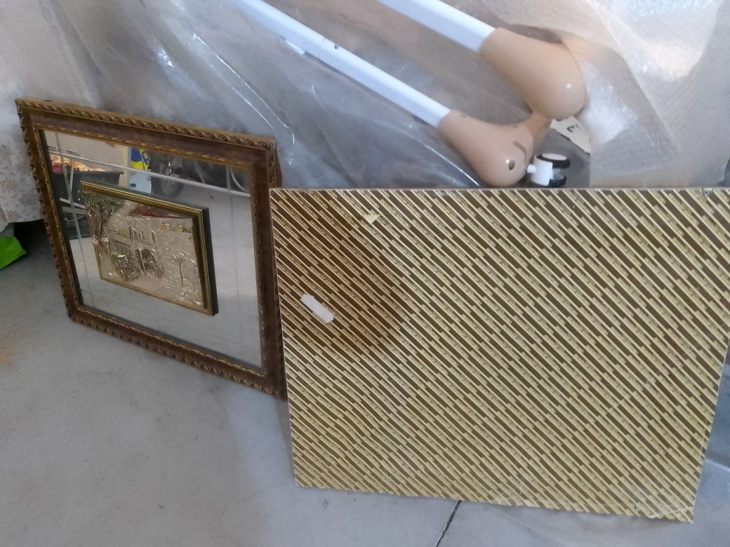 Quadros em relevo com espelho.