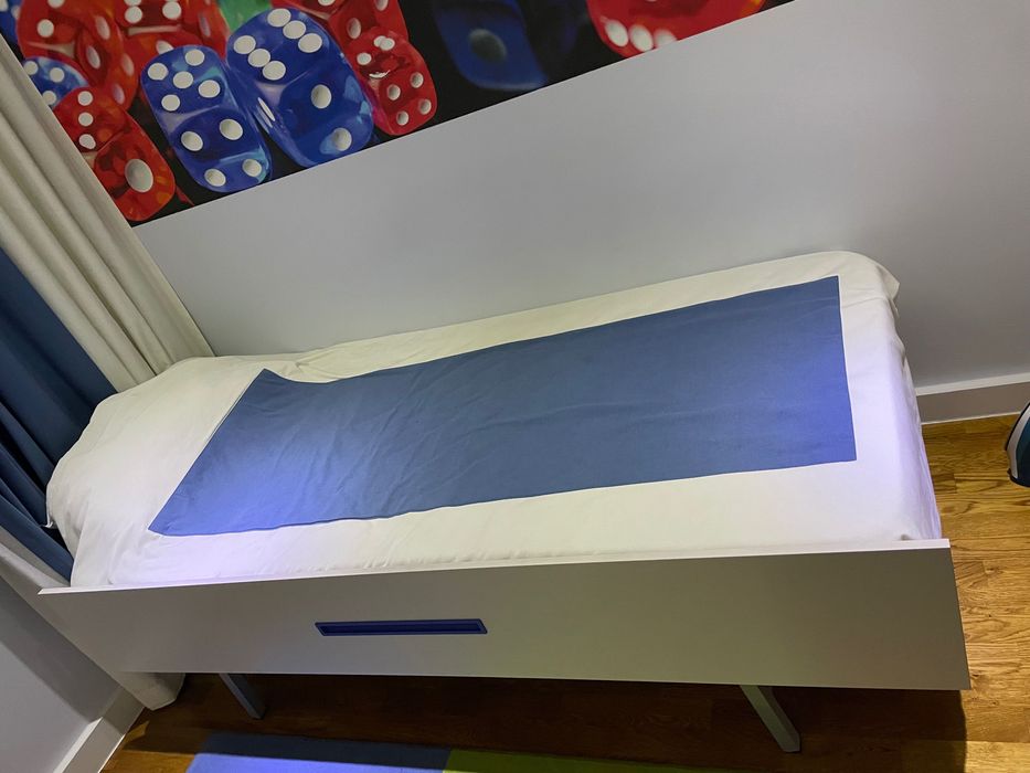 Estrado e colchão de solteiro