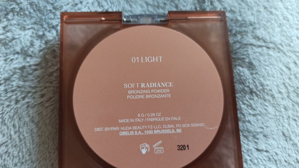 Huda Beauty bronzer Glowish