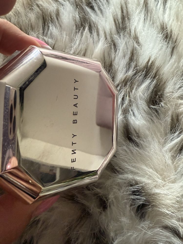 Puder Fenty Beauty odcień Banana