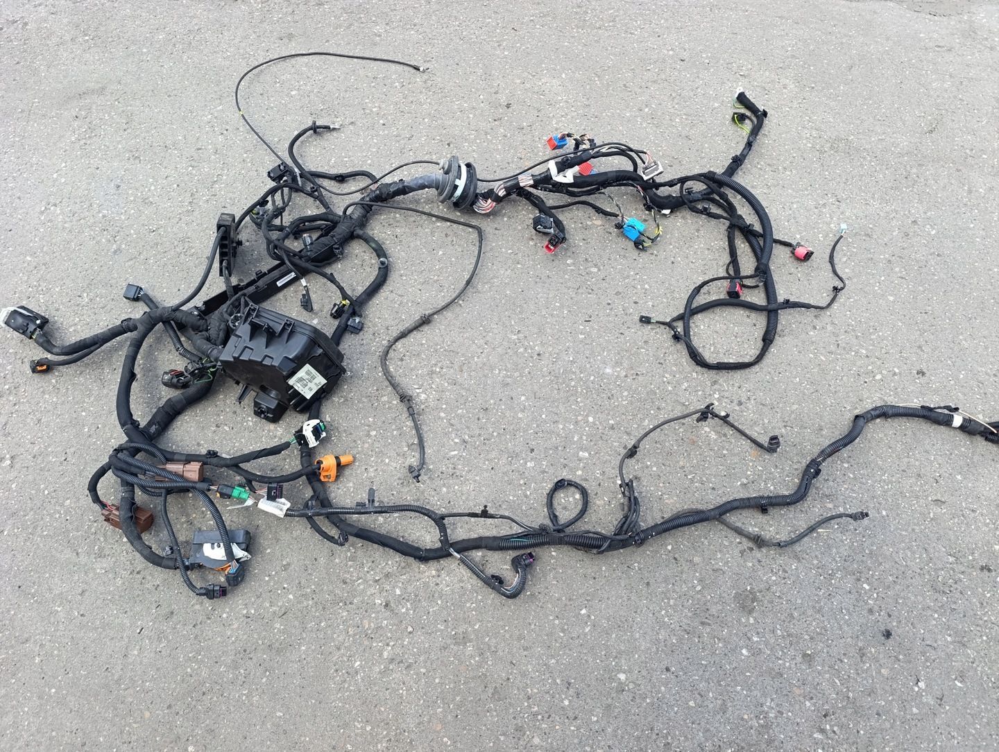 OPEL MOKKA - E WIĄZKA ŚCIANY GRODZIOWEJ SKRZYNKA BEZPIECZNIKÓW 9843692880
