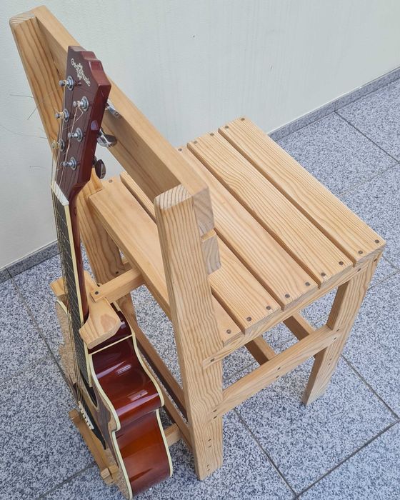 Cadeira Artesanal em Madeira com Suporte para Guitarra - Feita à Mão