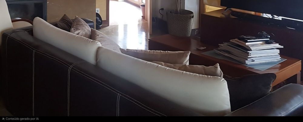 Sofá de sala com costas e braços em pele