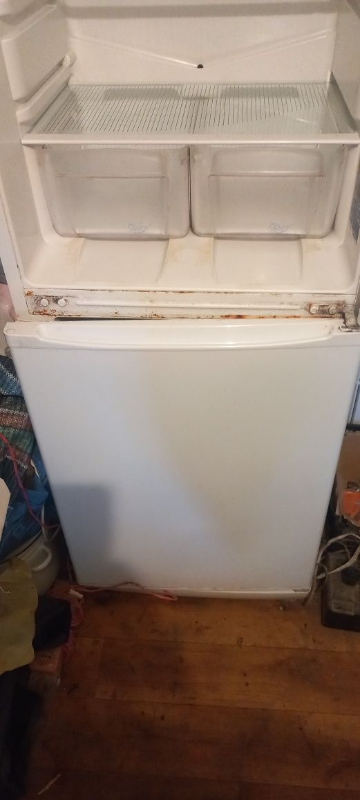 продам холодильник индезид  под ремонт