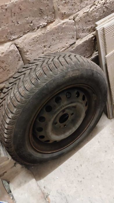 3 opony zimowe + 4 felgi w rozm. 165/70 r14 vredestein + 4 felgi Micra