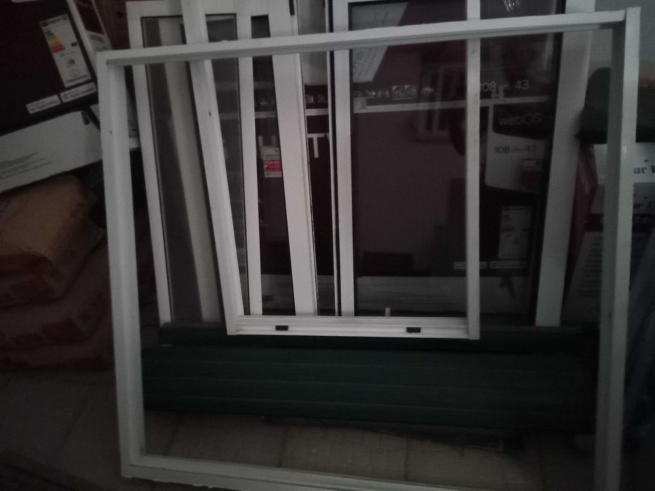 Janela com portas de correr  estore manual de embutir e rede bom preço