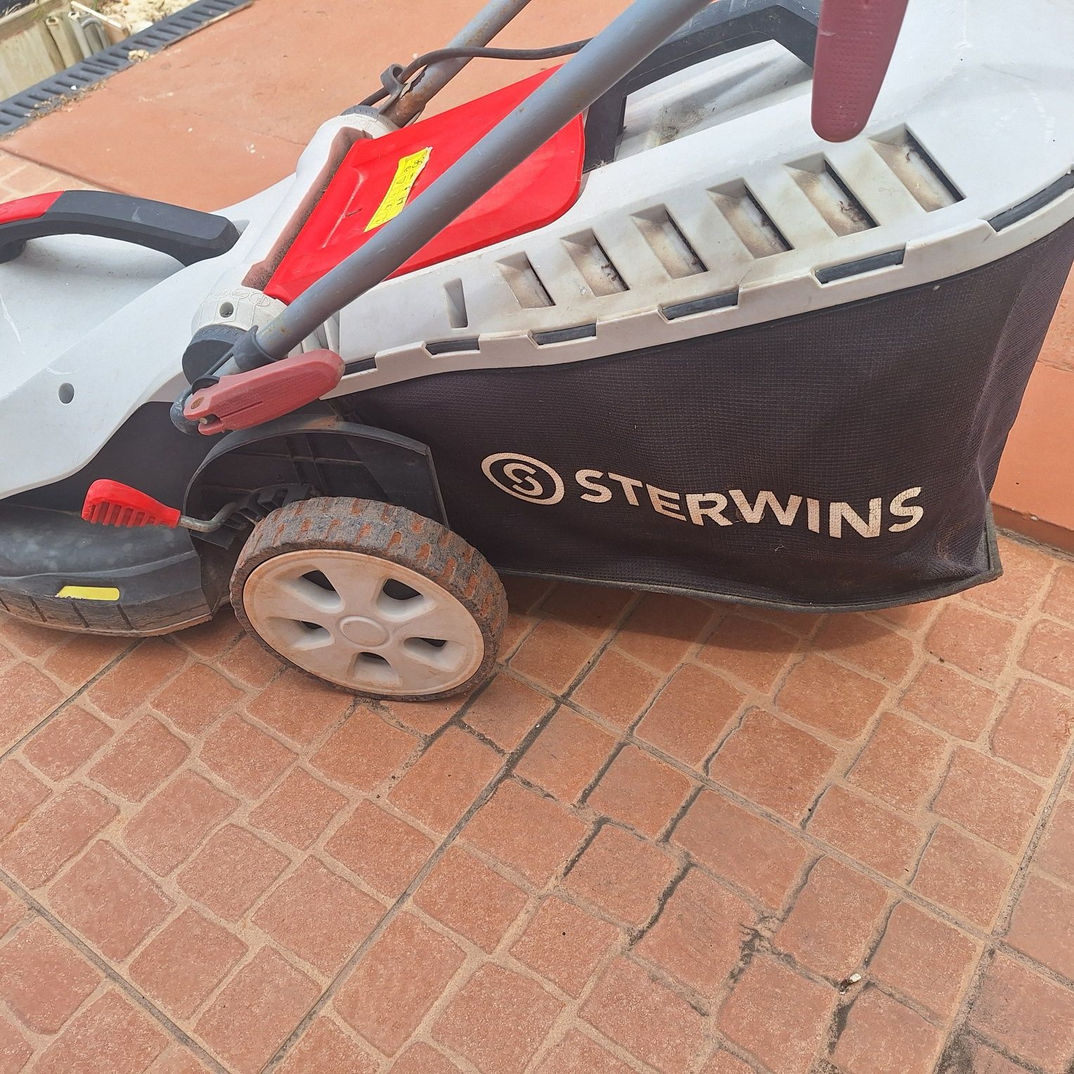 Máquina de cortar relva