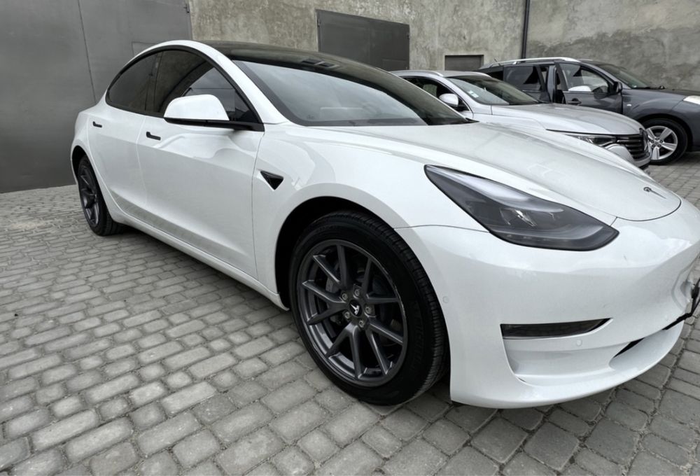 Tesla model 3 54kw 18тыс. Км