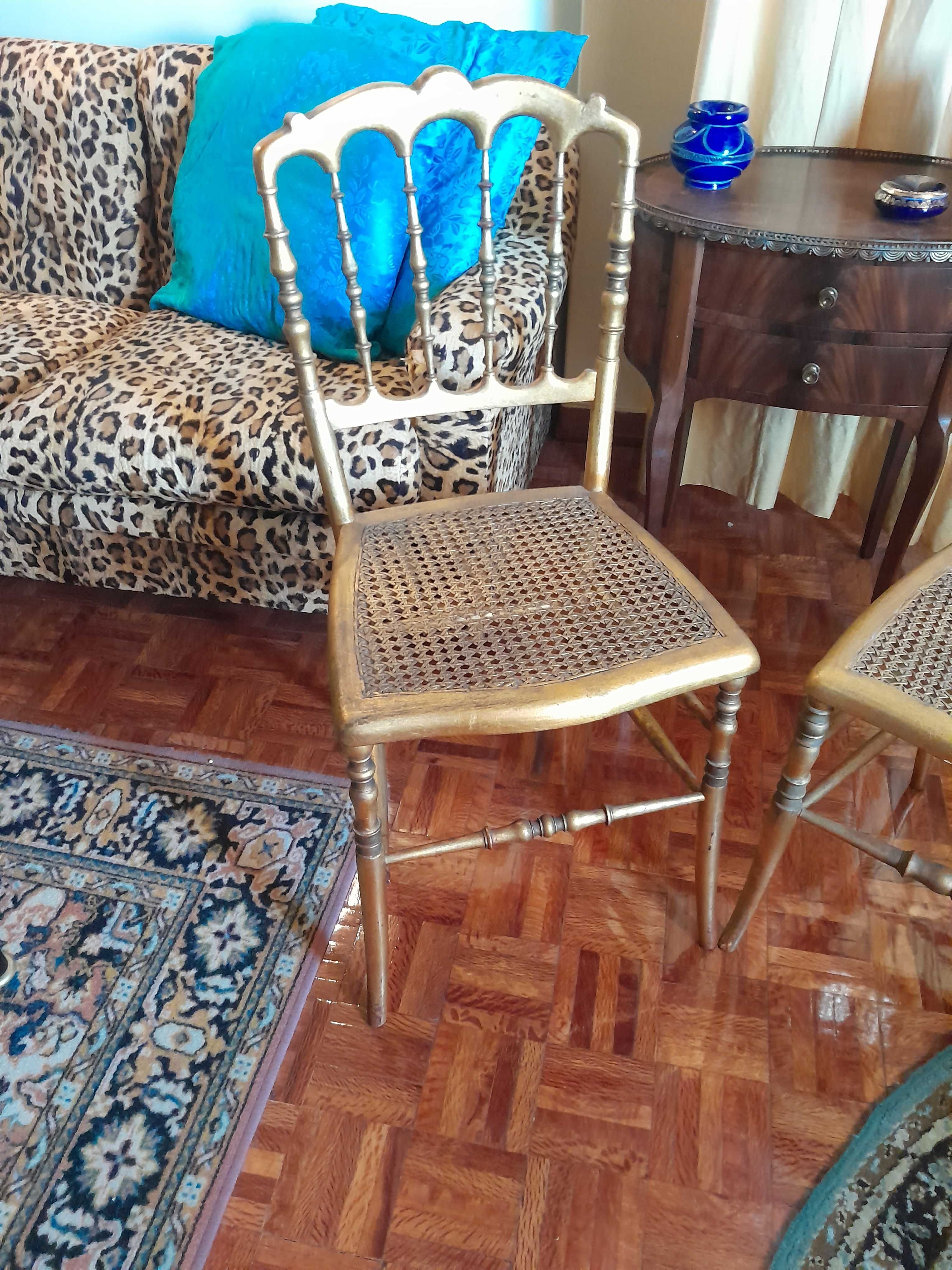 2 cadeiras de palhinha dourada, decorativas. Preço: 50 eur cada.