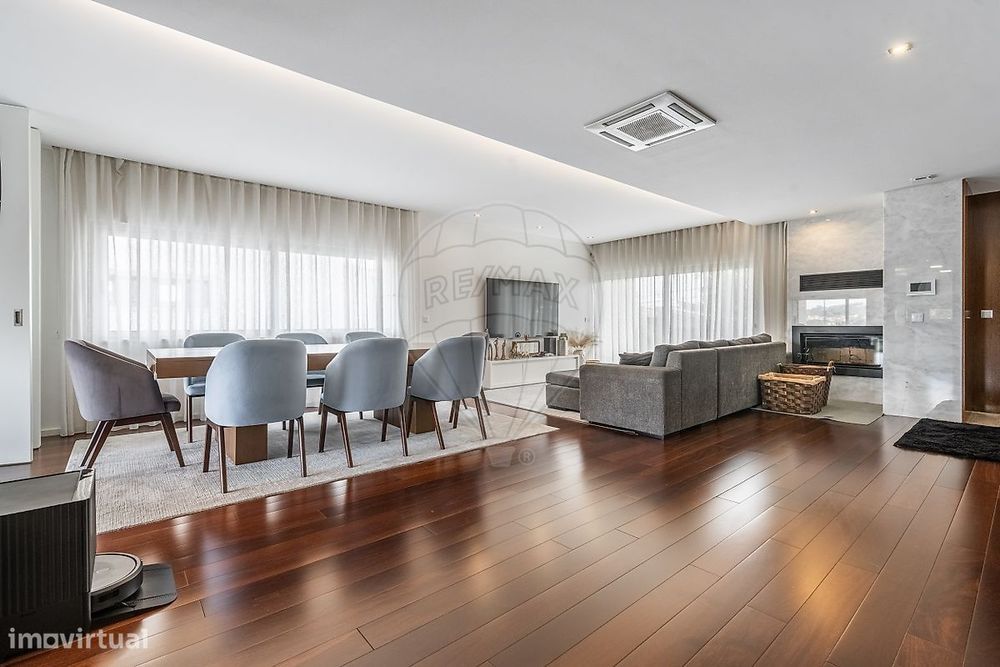 Moradia de Gaveto T3 em Mire de Tibães