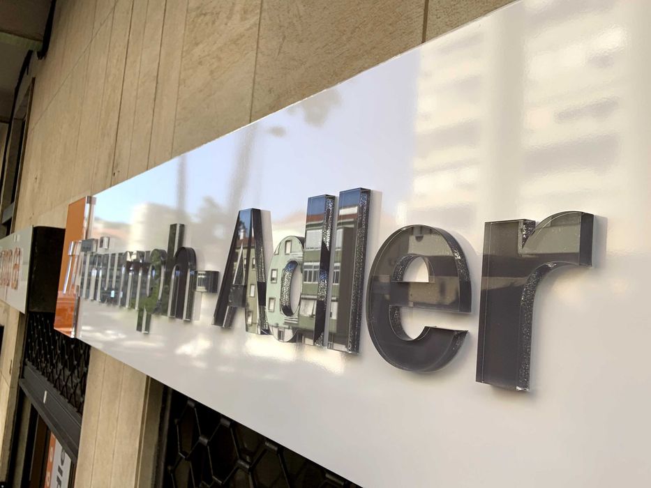 Destaque o seu logótipo utilizando acrílico com ou sem iluminação.