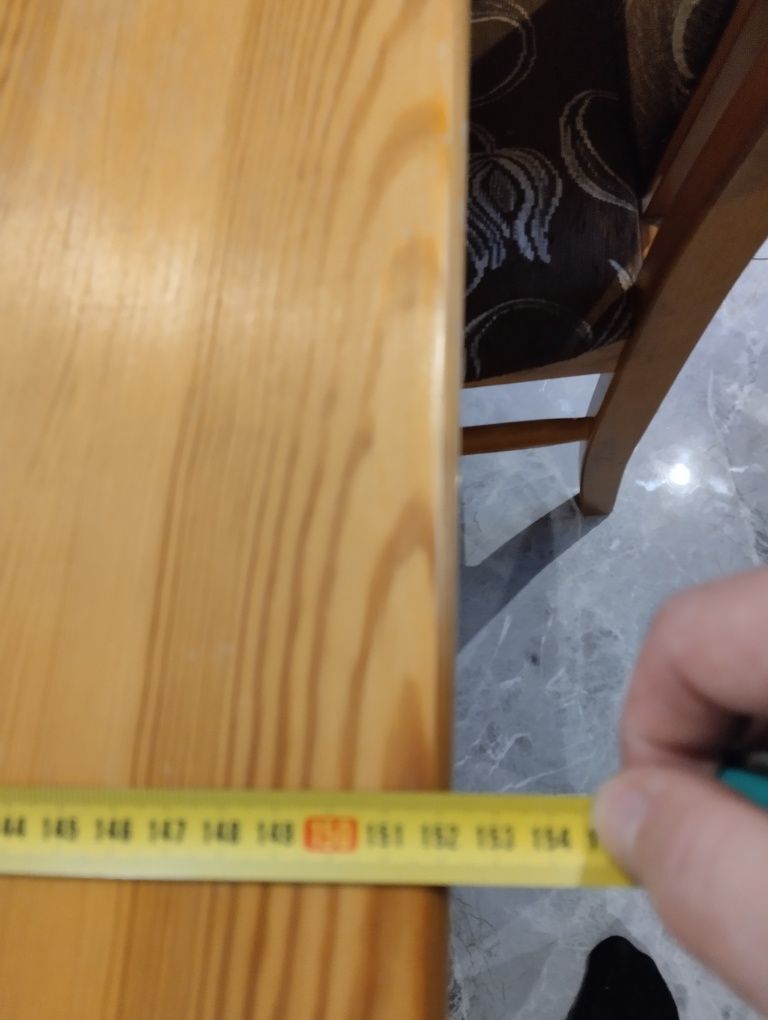 Drewniany stół z 4 krzesłami