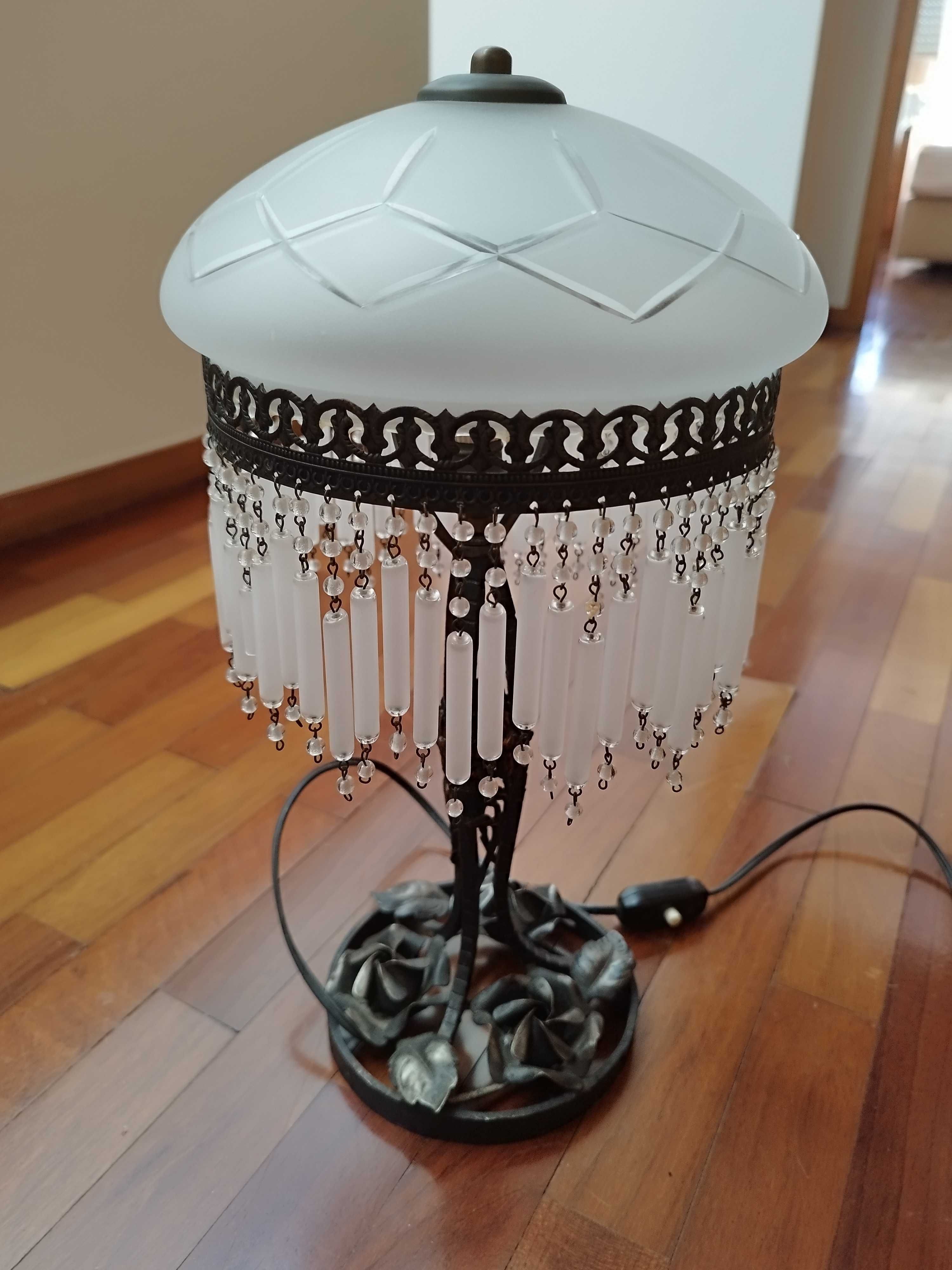 Candeeiro de mesa, tipo arte nova, em latão e vidro  trabalhado.