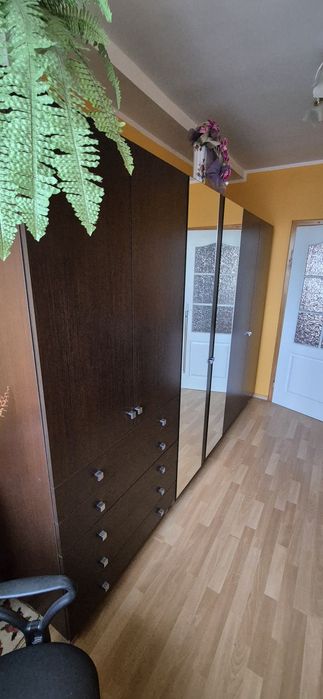 Szafa duża z lustrem i szufladami
