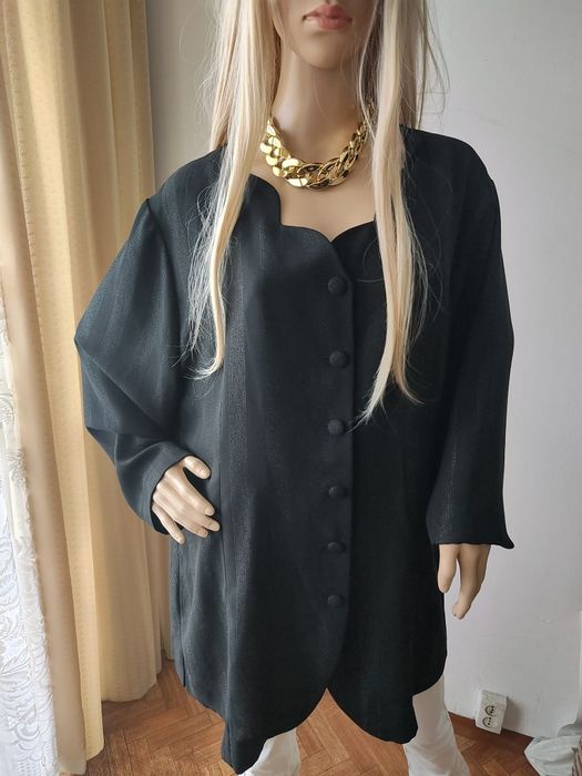 Czarna elegancka tunika oversize z ozdobnym dekoltem i guzikami