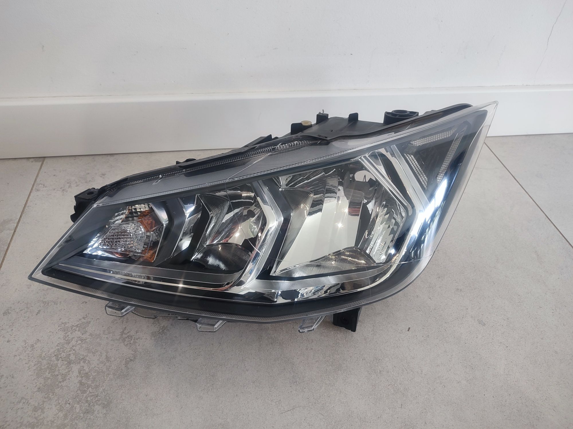 Lampa Reflektor Lewy Przód Seat Ibiza V  Arona Led 17r Oryginał