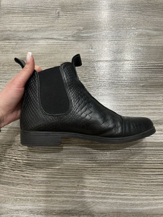 Чорні весняні сапожечки з натуральних матеріалів