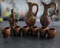 Dzbanek ceramiczny z filiżankami oraz wazon