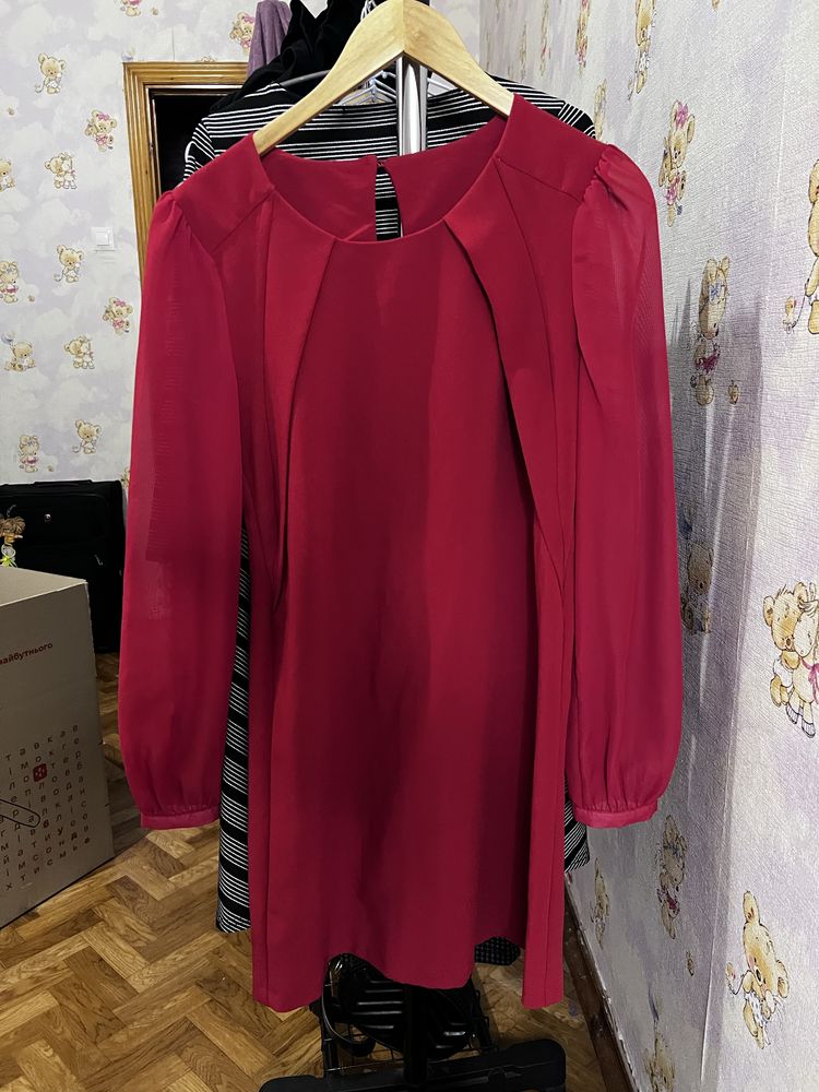 Сукня-футляр червона з рукавами воланами, розмір S
