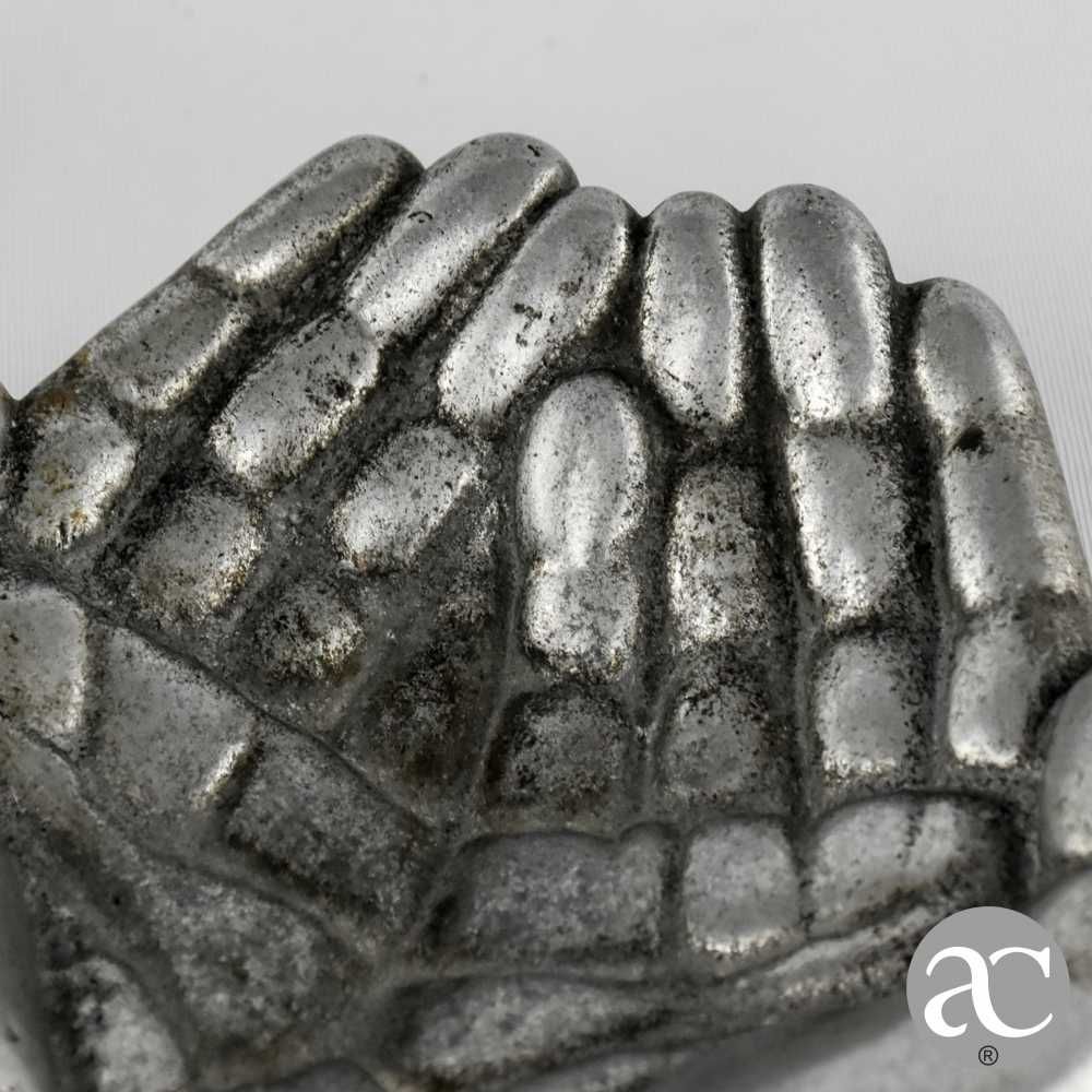 Aneleira / Saboneteira e forma de mãos, em metal prateado