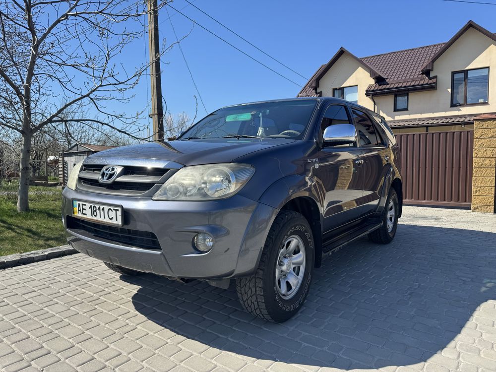 Продам Toyota Fortuner